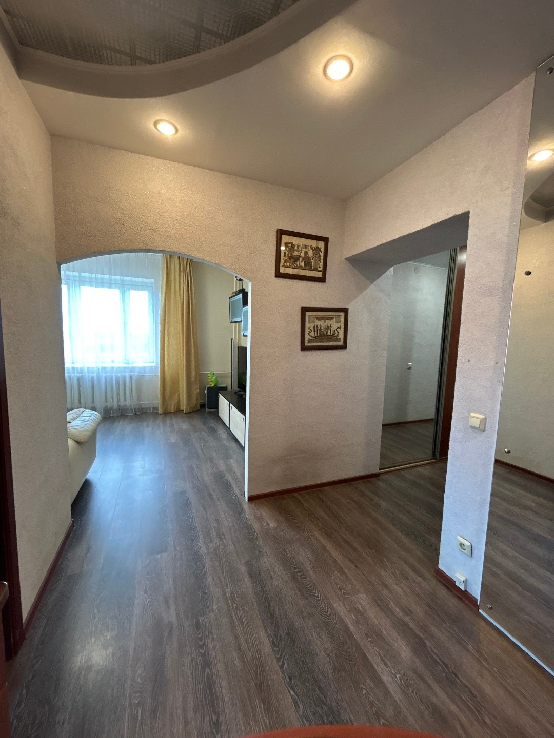 Просторная трёхкомнатная квартира в г. Новодвинске на ул. Южной д.19 к.1 на верхнем этаже — редкость, которая станет вашим тихим и уютным домом.
Вас ждёт продуманная планировка по индивидуальному проекту 93 серии: каждая деталь здесь работает на комфорт.
Уже с порога ощущается свобода — просторный к