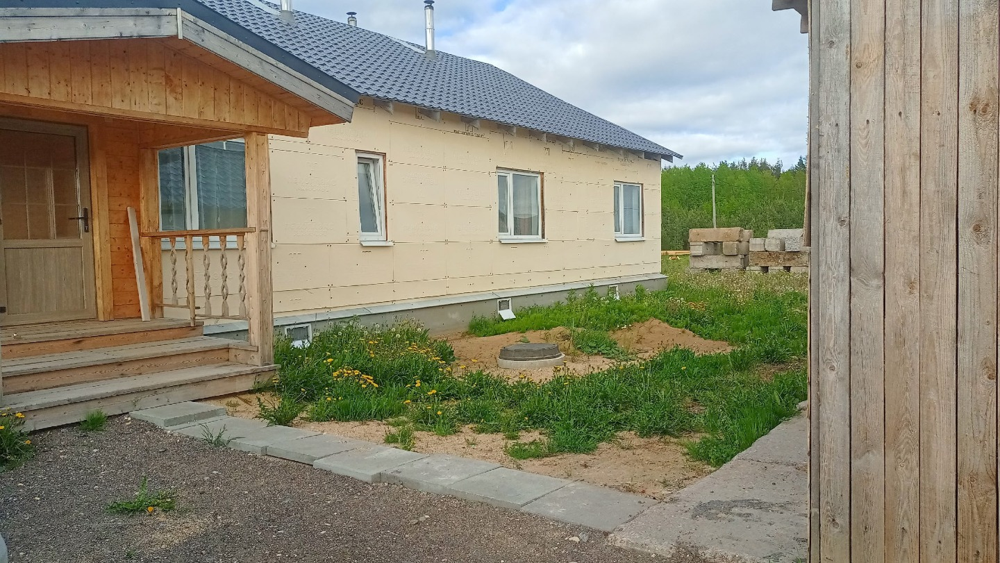 Продается замечательный дом 112,5 кв.м  с пятью раздельными комнатами на участке 13 соток в Архангельской области Муниципальный округ Каргопольский 
деревня Кипрово 

Дом утеплен пеноплексом 2см на маяках- не обшит, ветренки имеются, цоколь утеплен минватой.

Все комнаты с хорошим ремонтом новыми до