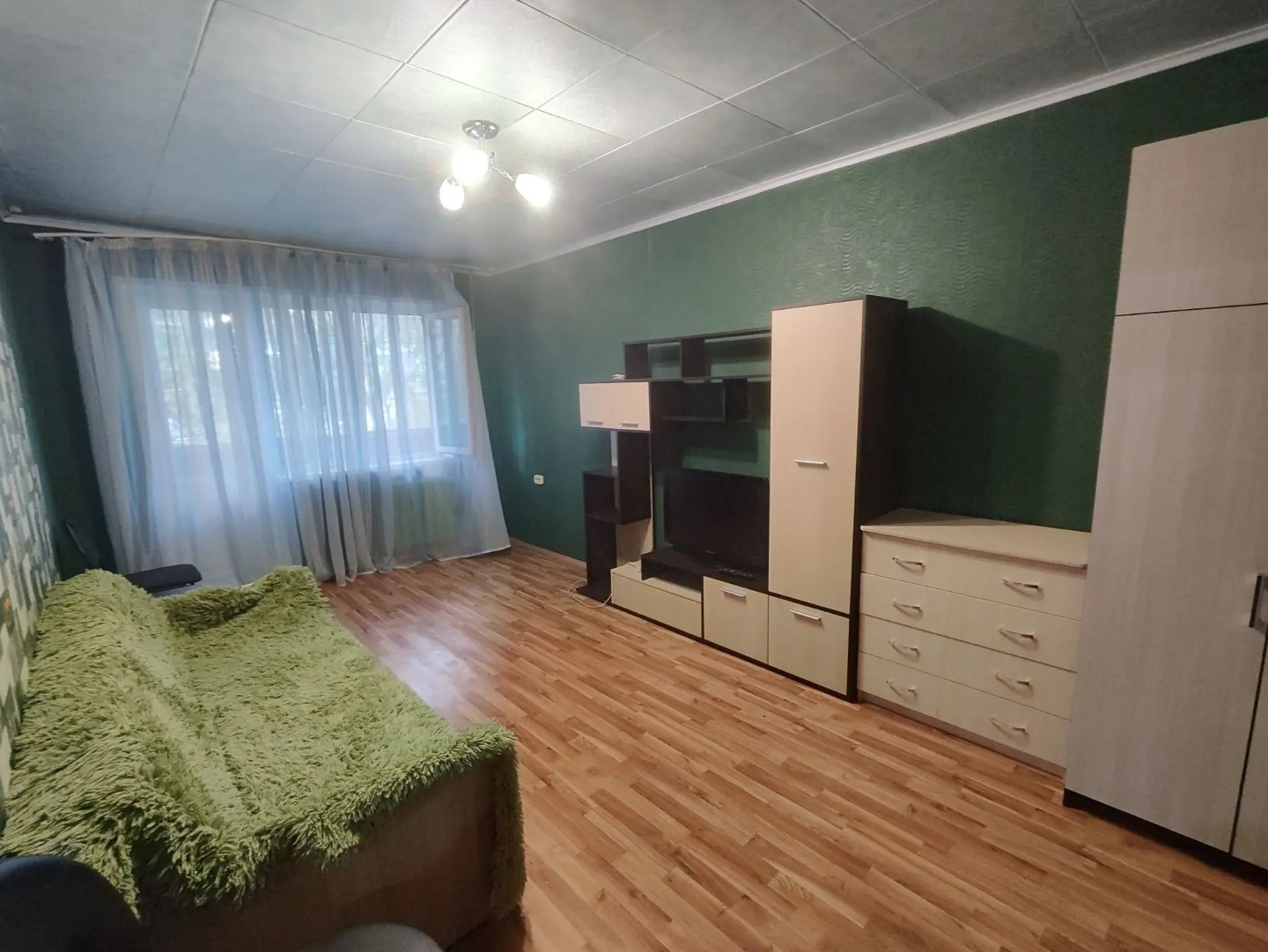 Сдается  однокомнатная квартире по адресу Уборевича 4
- квартира на 3 этаже
-  кухня (5.6 кв.м)
- балкон застеклен
- уютная комната правильной формы
- вместительная кладовая в прихожей 
- санузел раздельный
- окна выходят во двор
- продуктовые магазины в шаговой доступности
-  остановки общественног