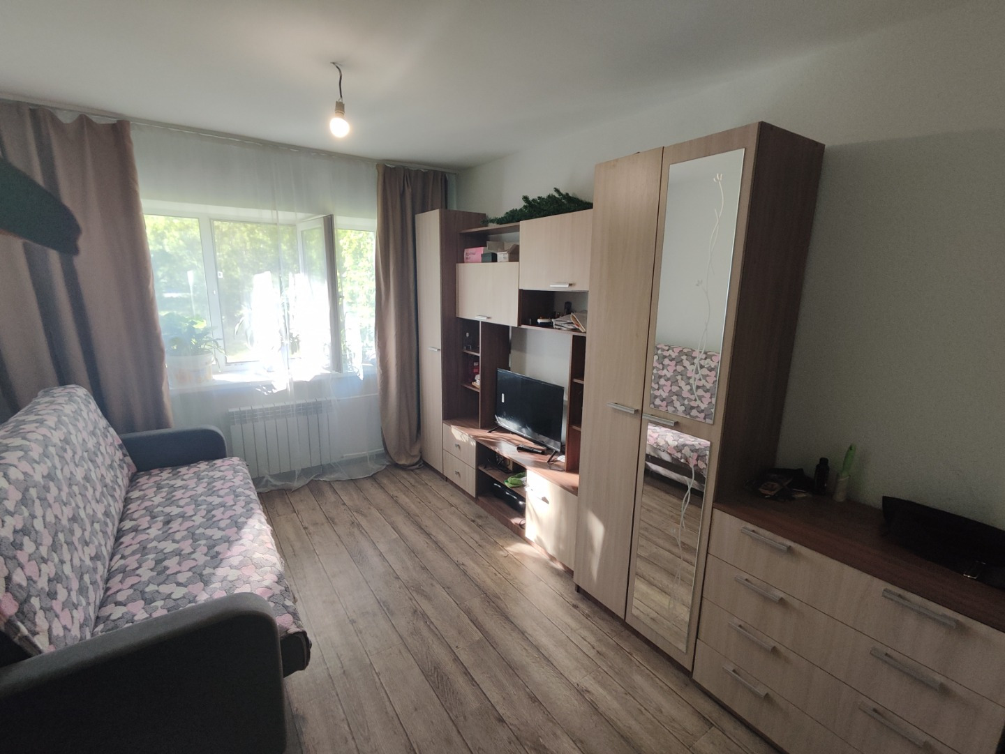 Практически в центре города продается две комнаты  в шестикомнатной квартире на первом этаже. 
Один взрослый собственник. Без обременений.

В квартире имеется раздельный санузел с душем, общая электроплита, есть возможность подключить стиральную машинку.
Из всех собственников в квартире проживают то