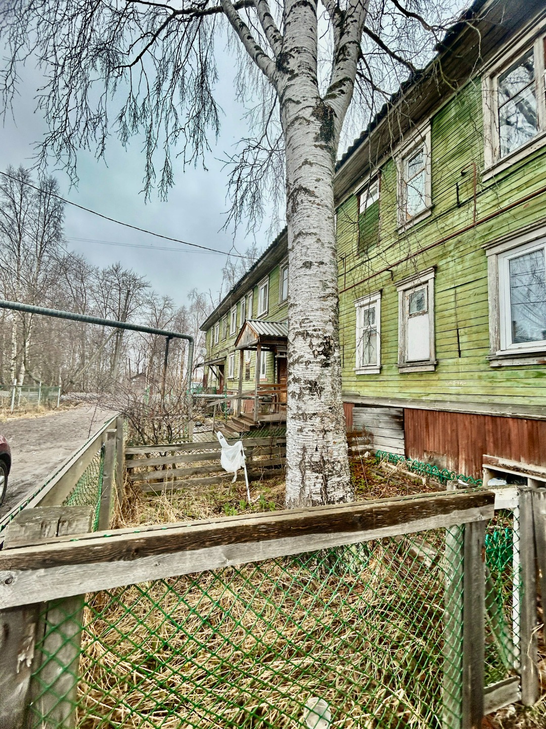 Продам 2-комнатную квартиру.
 
 Квартира расположена на первом этаже деревянного дома.
 В доме ЕСТЬ ВСЕ УДОБСТВА, кроме горячей воды.
 * центральное отопление
 * центральная холодная вода
 * газ
 На воду и газ установлены счетчики.
 А также есть рабочая печь в комнате, дополнительное тепло в период 