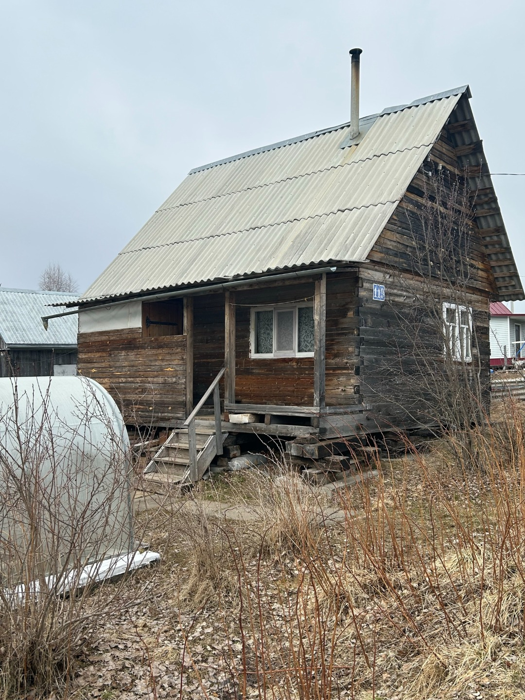 Продаётся дача на участке 6.7 соток в СНТ Радуга.

На нём - двухэтажный дом из бруса, добротная новая баня, сарай, дровеник с запасом дров, две теплицы из поликарбоната, парник, три кубовика для воды, множество разработанных грядок и погреб. 

Участок оканавлен, расположен удобно: через дорогу — пож