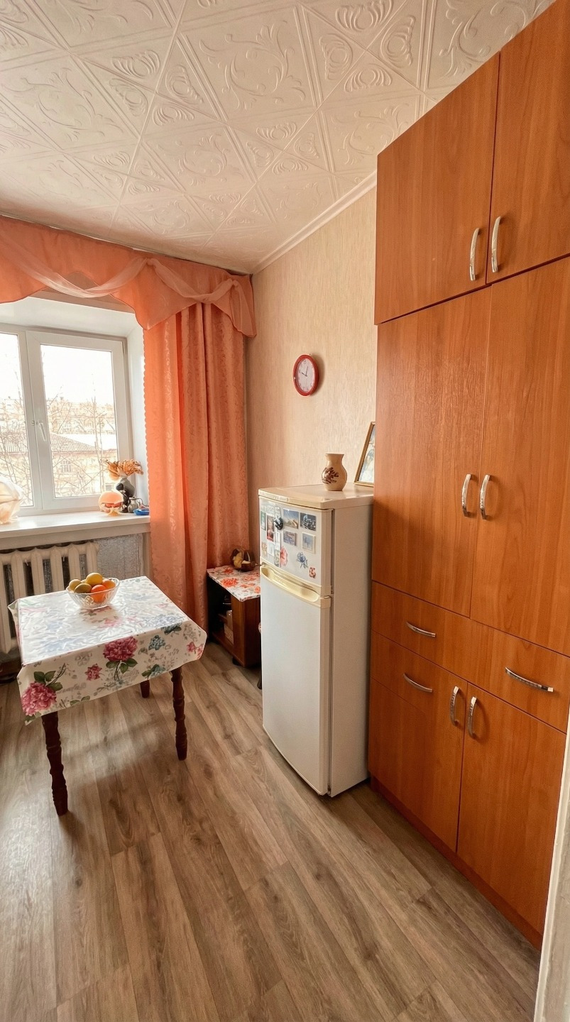 Продается изолированная комната площадью 12,6 кв. м на третьем этаже кирпичного дома в районе « Бастилия ». Объект представляет собой готовое к проживанию решение с четким функциональным зонированием. В комнате установлено пластиковое окно с видом во двор, обеспечивающее тишину и хорошую инсоляцию. 